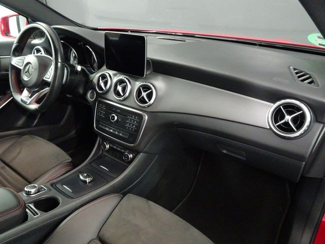 Foto Mercedes-Benz GLA 11
