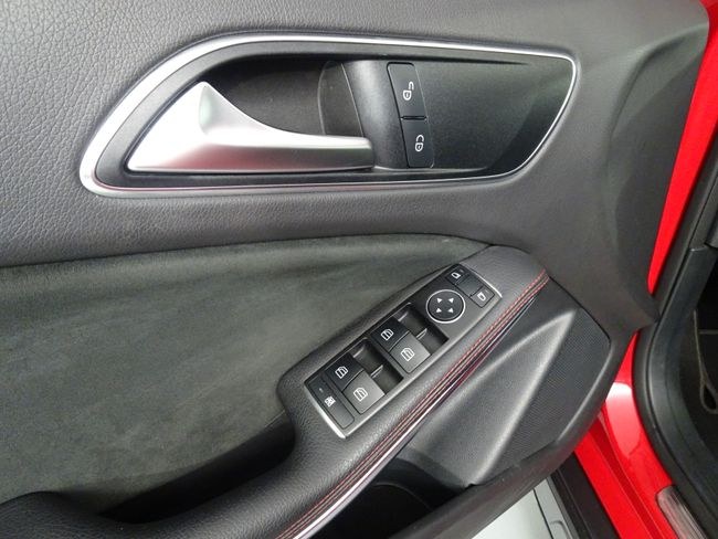 Foto Mercedes-Benz GLA 16