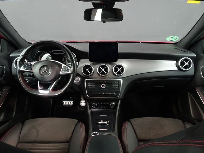 Foto Mercedes-Benz GLA 10
